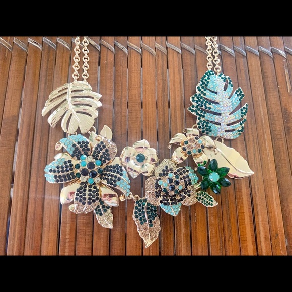 New White House Black Market Statement Necklace - Picture 5 of 6